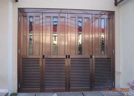 pintu-garasi-di-graha-family-surabaya.jpg