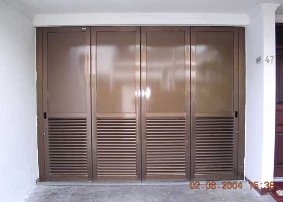 pintu-garasi-di-graha-family.jpg